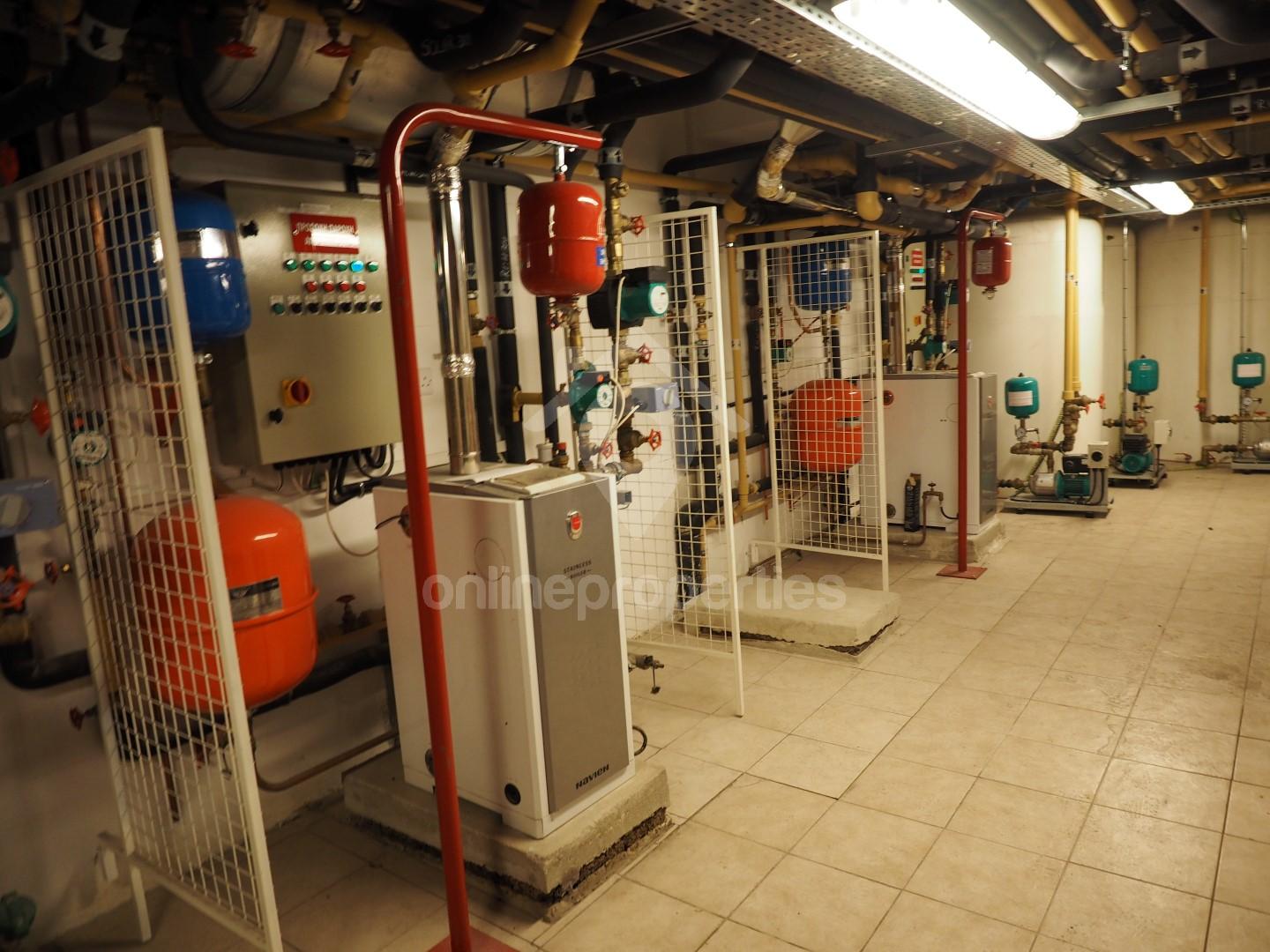 To change image, hover mouse over thumbnails below