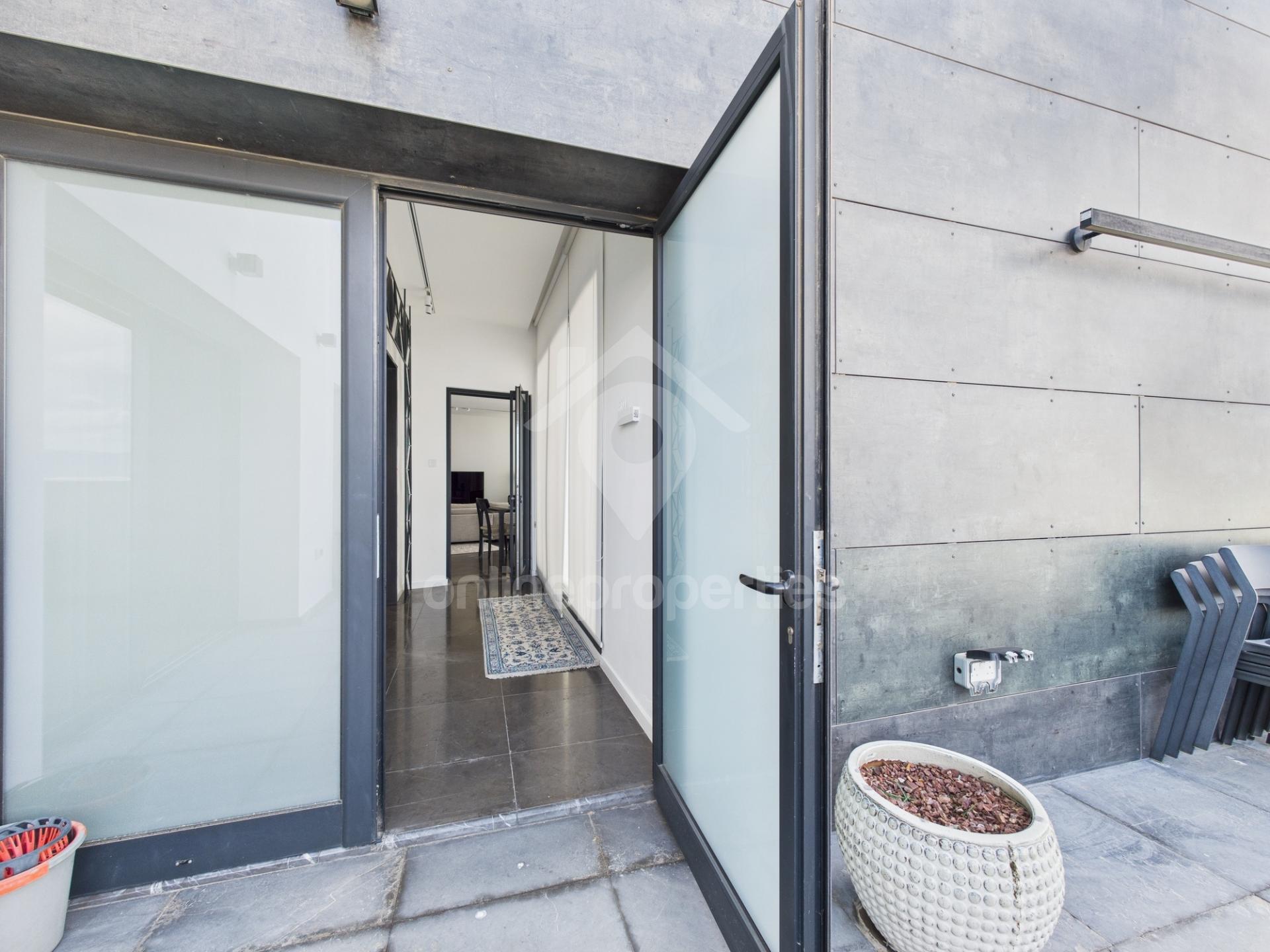 To change image, hover mouse over thumbnails below