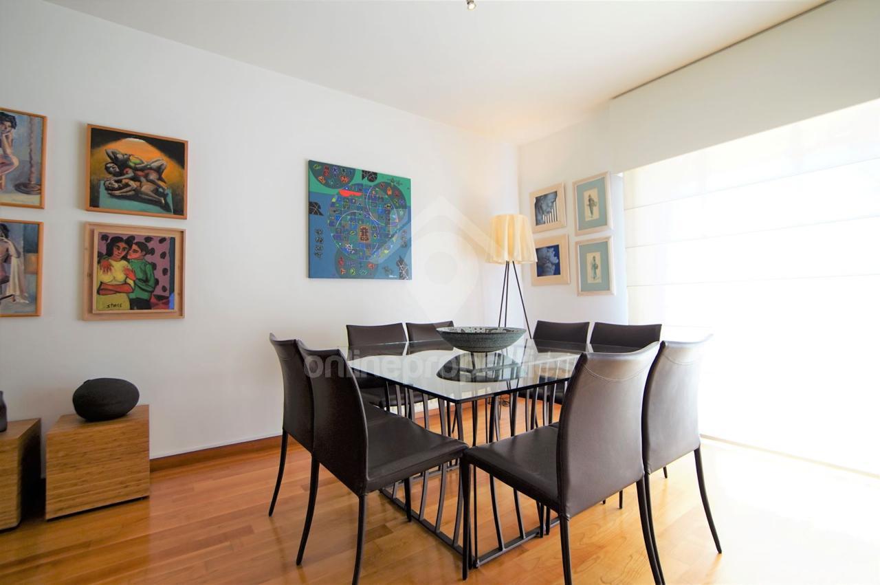 To change image, hover mouse over thumbnails below