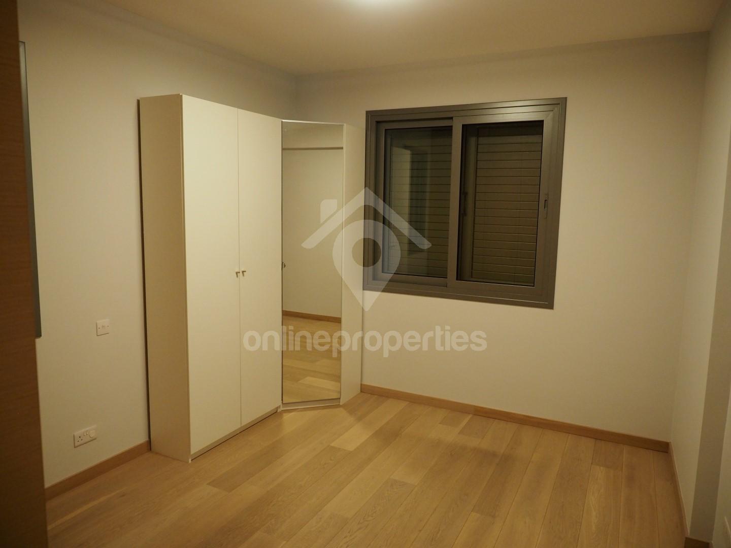 To change image, hover mouse over thumbnails below