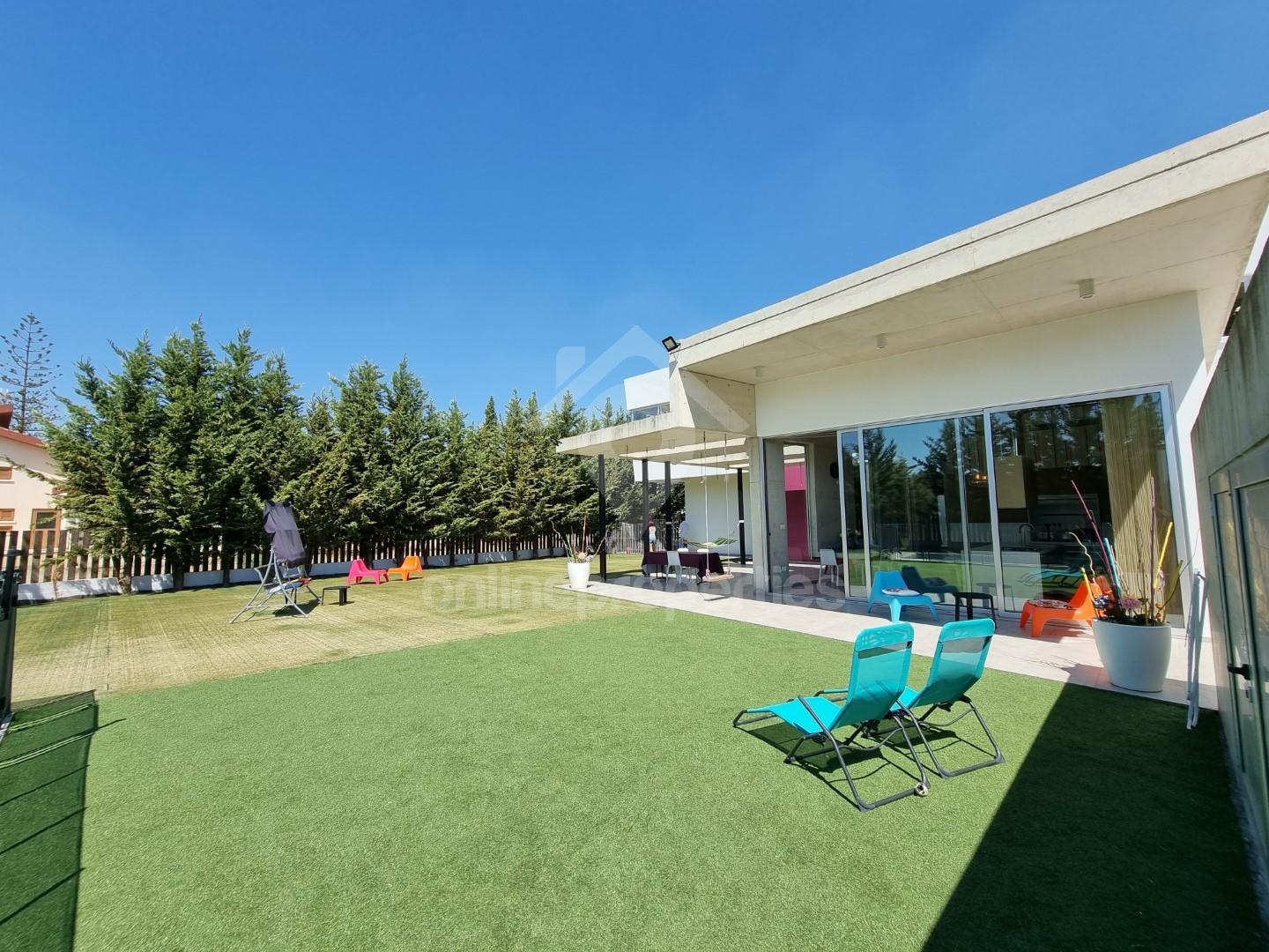 To change image, hover mouse over thumbnails below