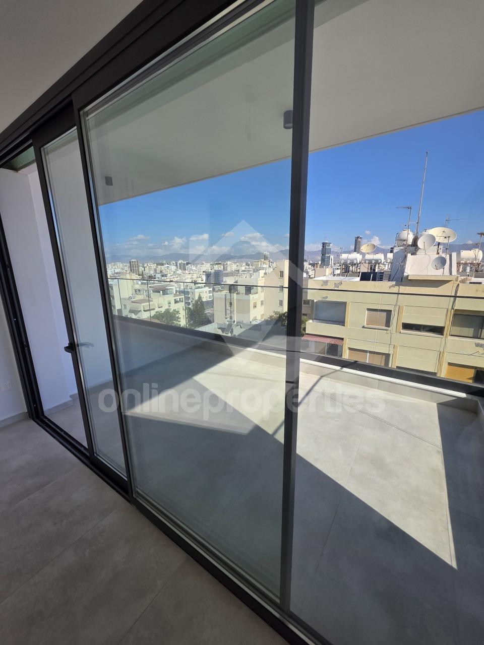 To change image, hover mouse over thumbnails below