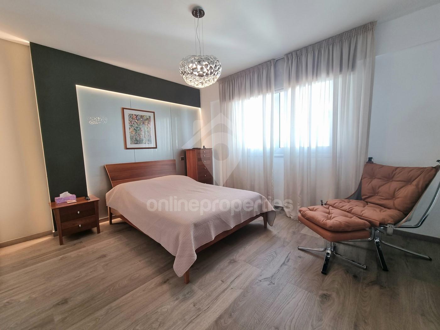 To change image, hover mouse over thumbnails below