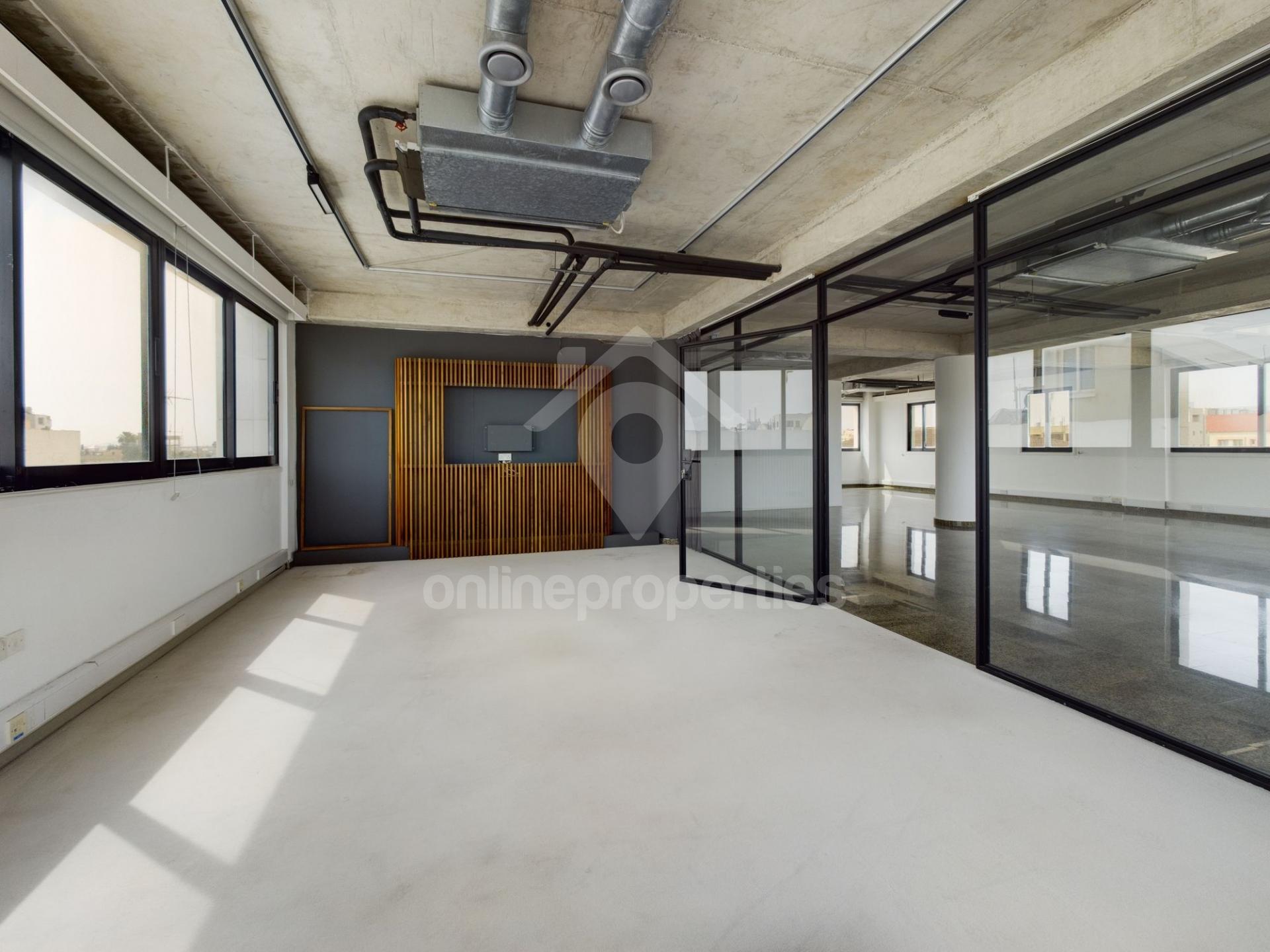 Amazing office space in a commercial building