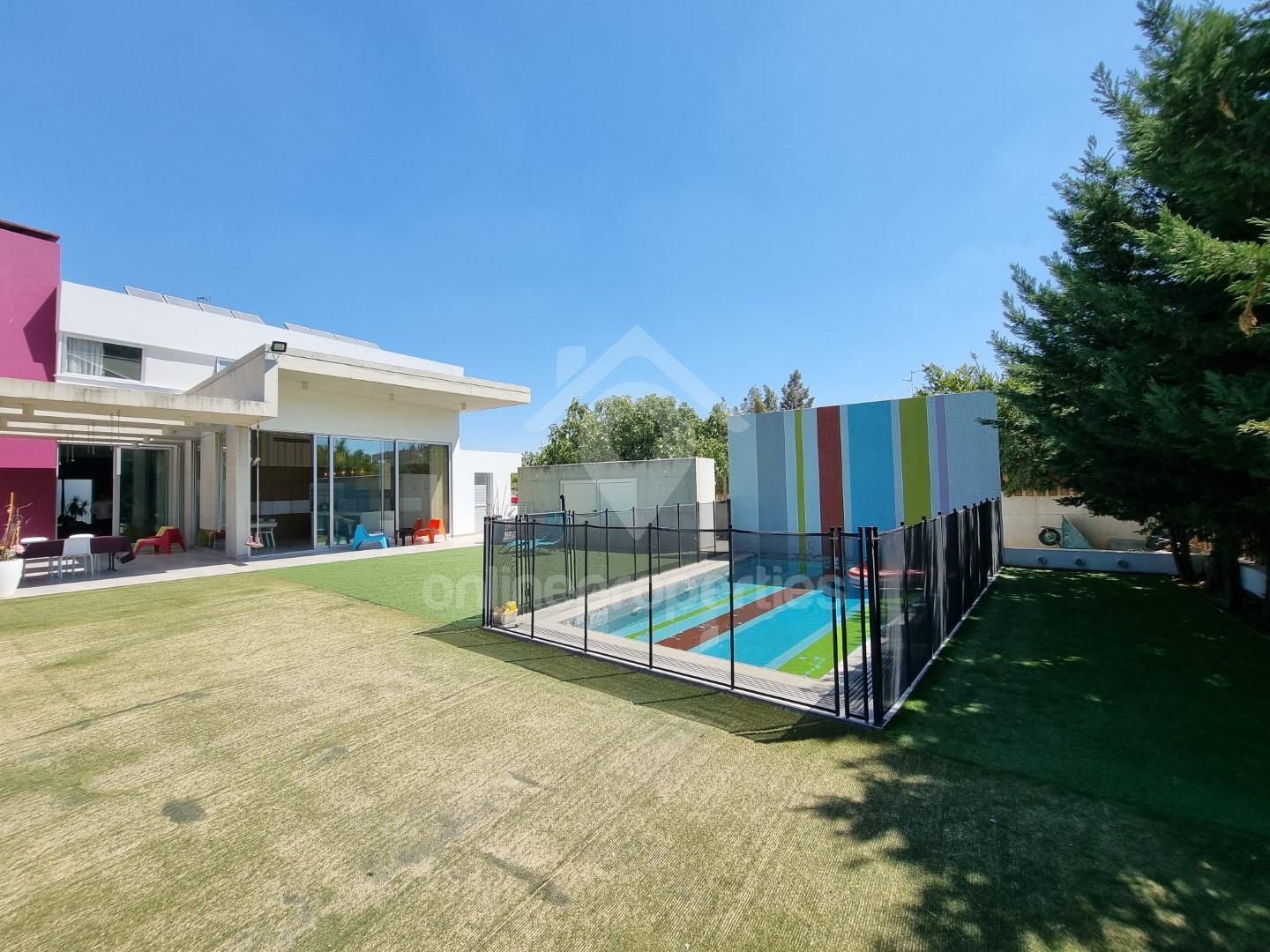 To change image, hover mouse over thumbnails below