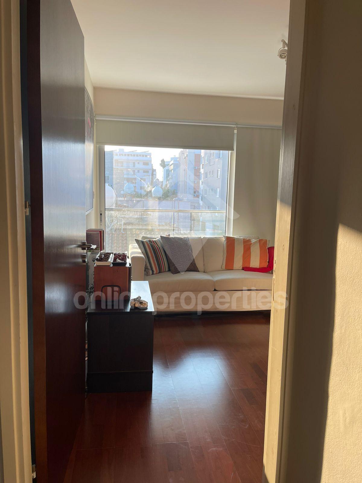 To change image, hover mouse over thumbnails below