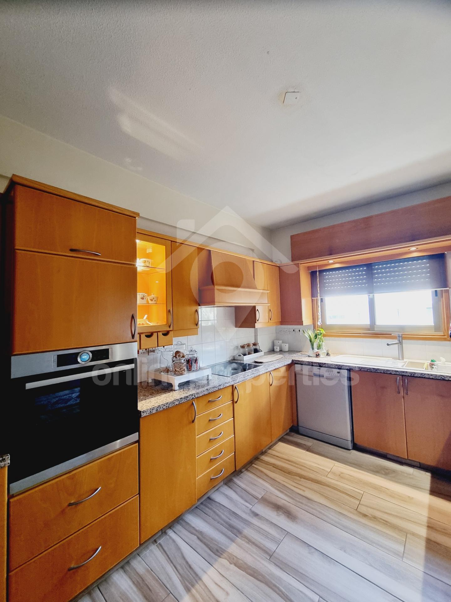 To change image, hover mouse over thumbnails below