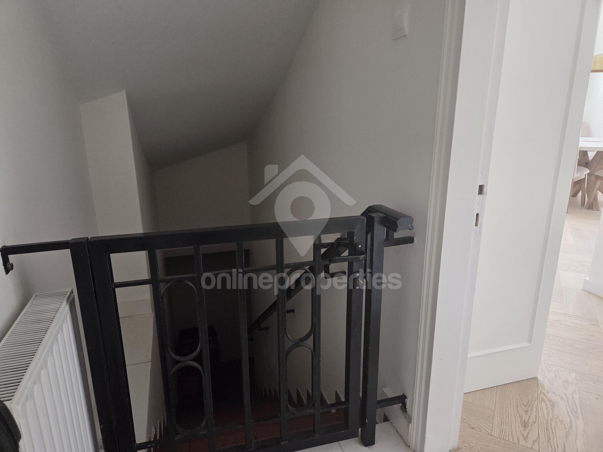 To change image, hover mouse over thumbnails below