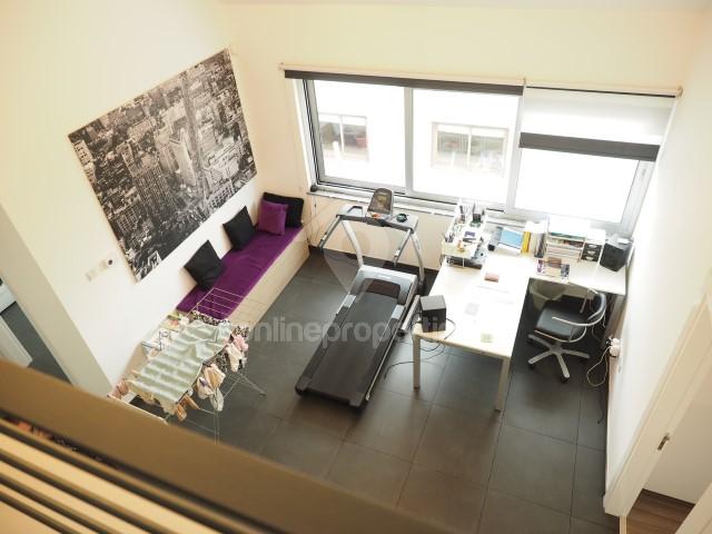 To change image, hover mouse over thumbnails below