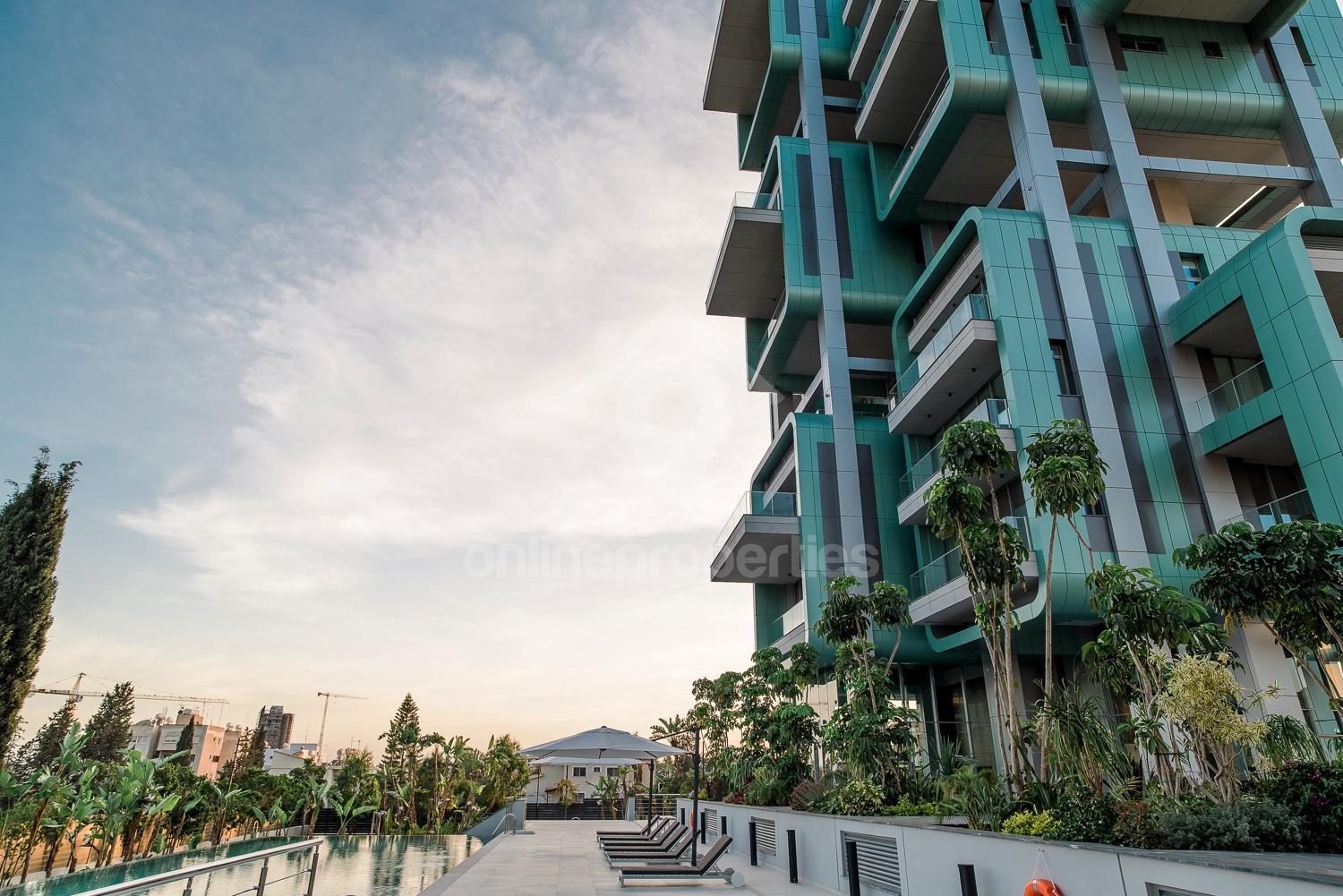 To change image, hover mouse over thumbnails below