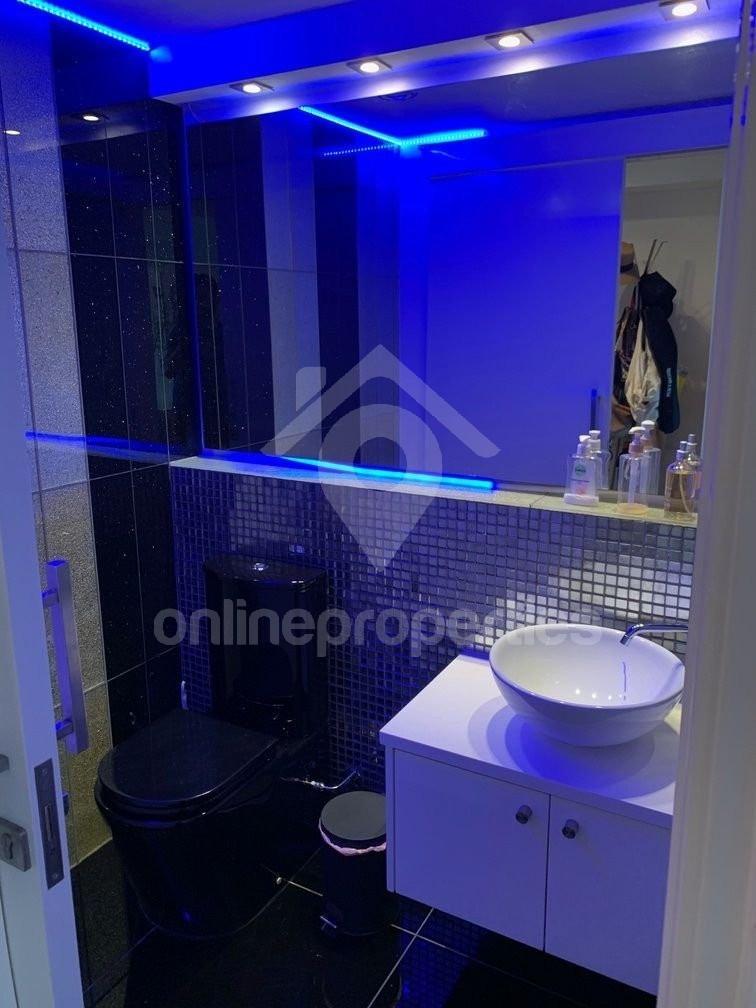 To change image, hover mouse over thumbnails below