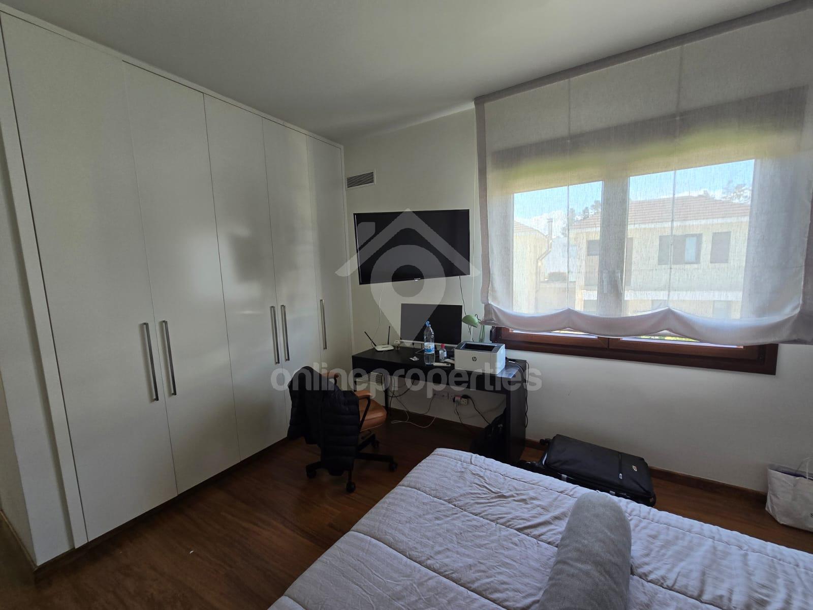 To change image, hover mouse over thumbnails below