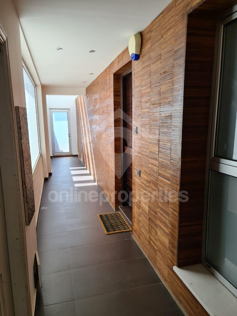 To change image, hover mouse over thumbnails below