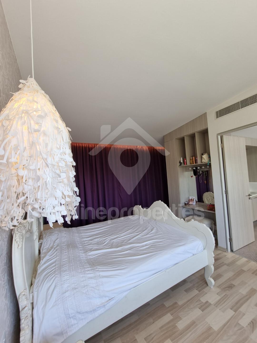 To change image, hover mouse over thumbnails below