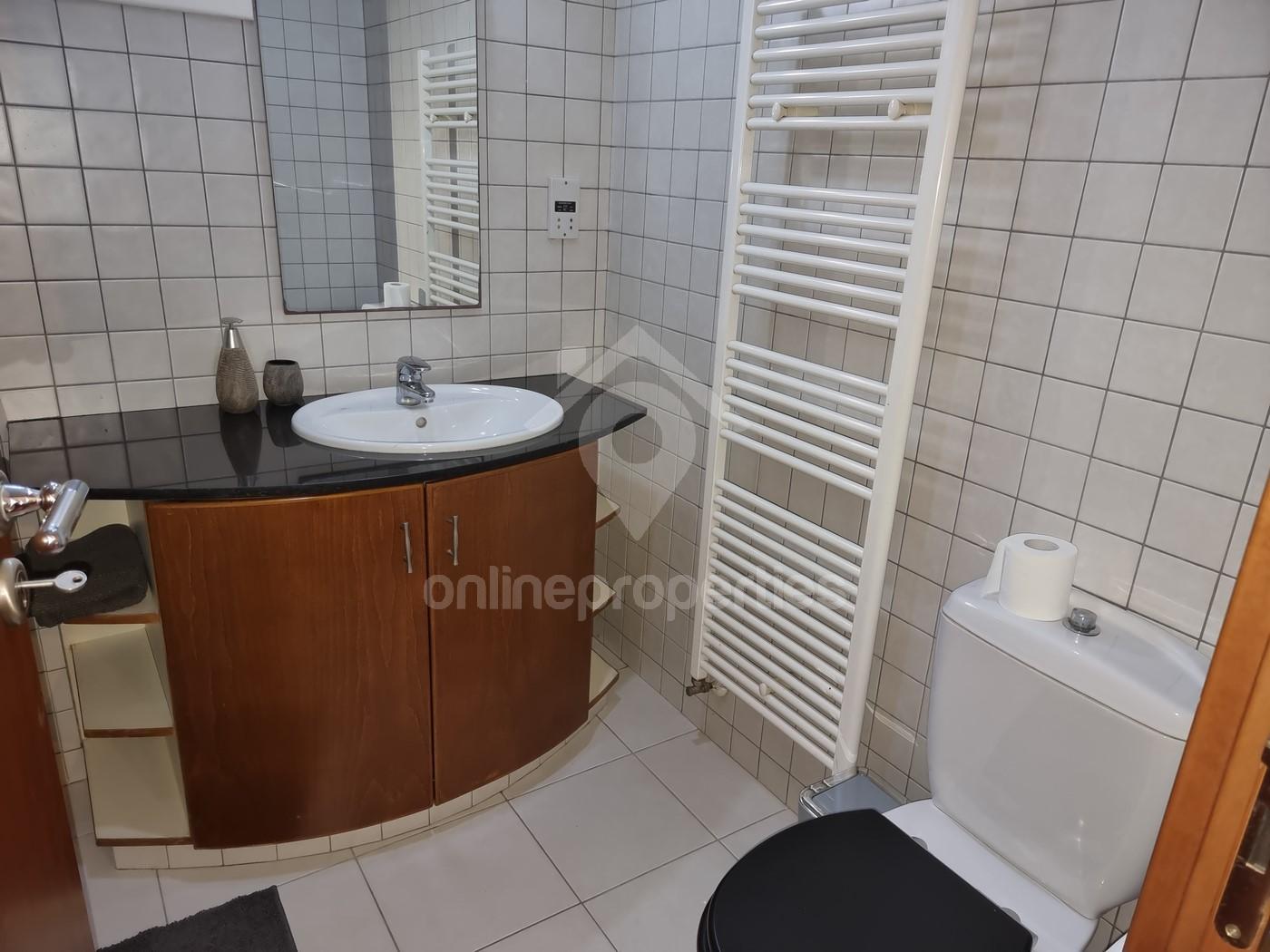 To change image, hover mouse over thumbnails below