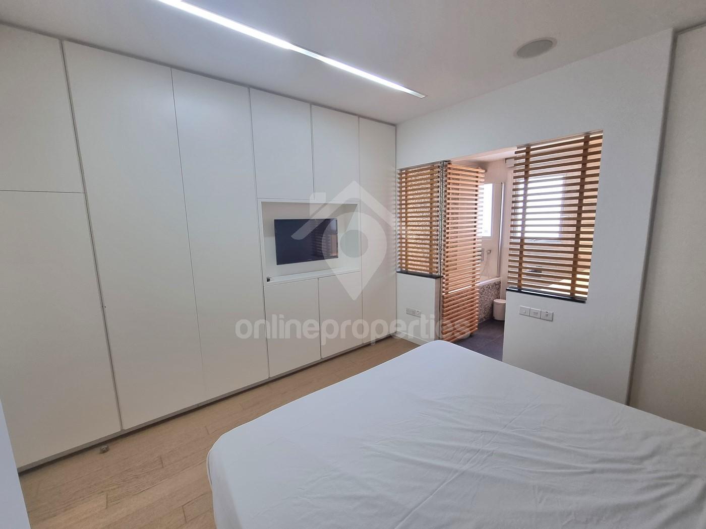 To change image, hover mouse over thumbnails below