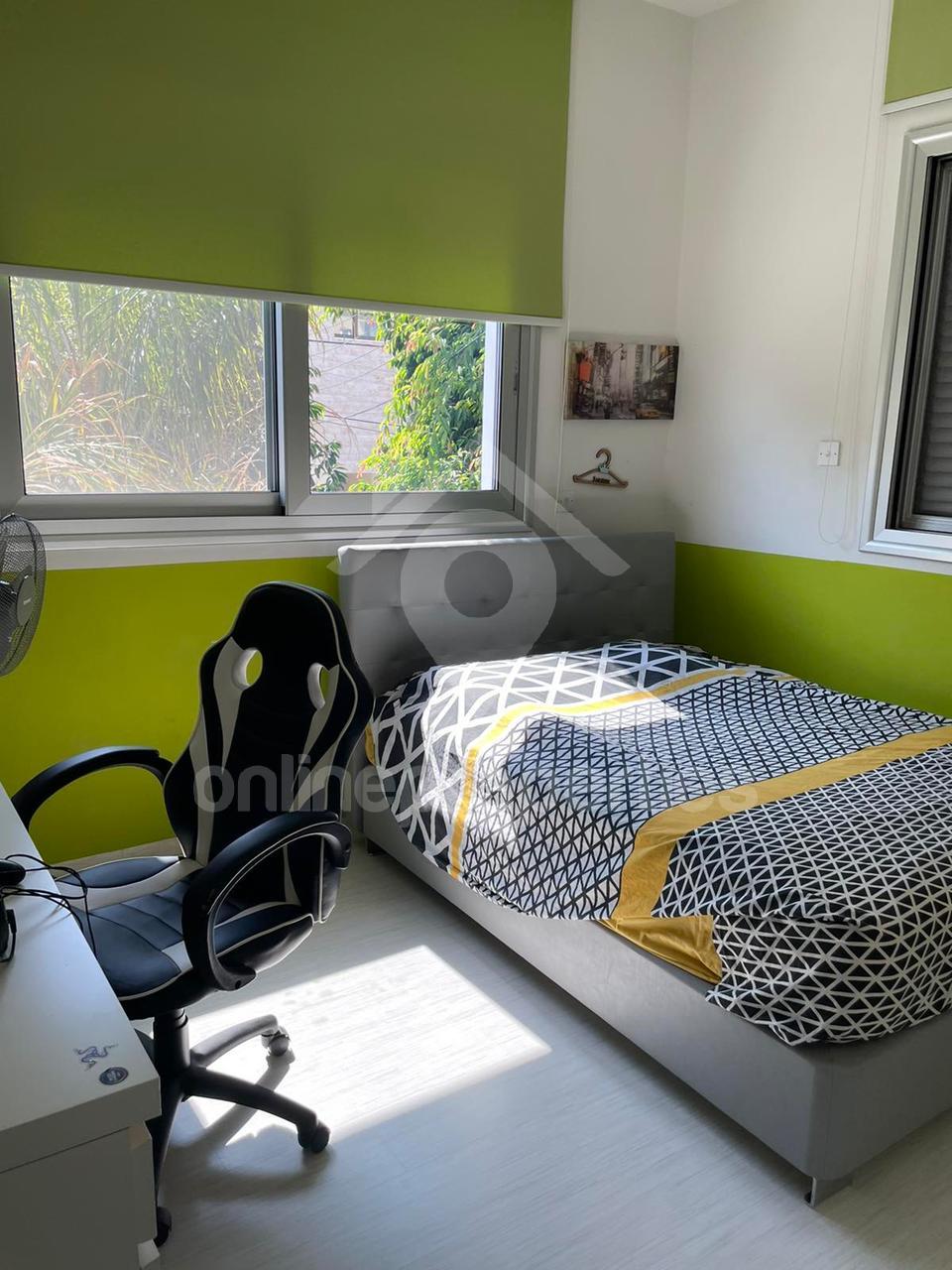 To change image, hover mouse over thumbnails below