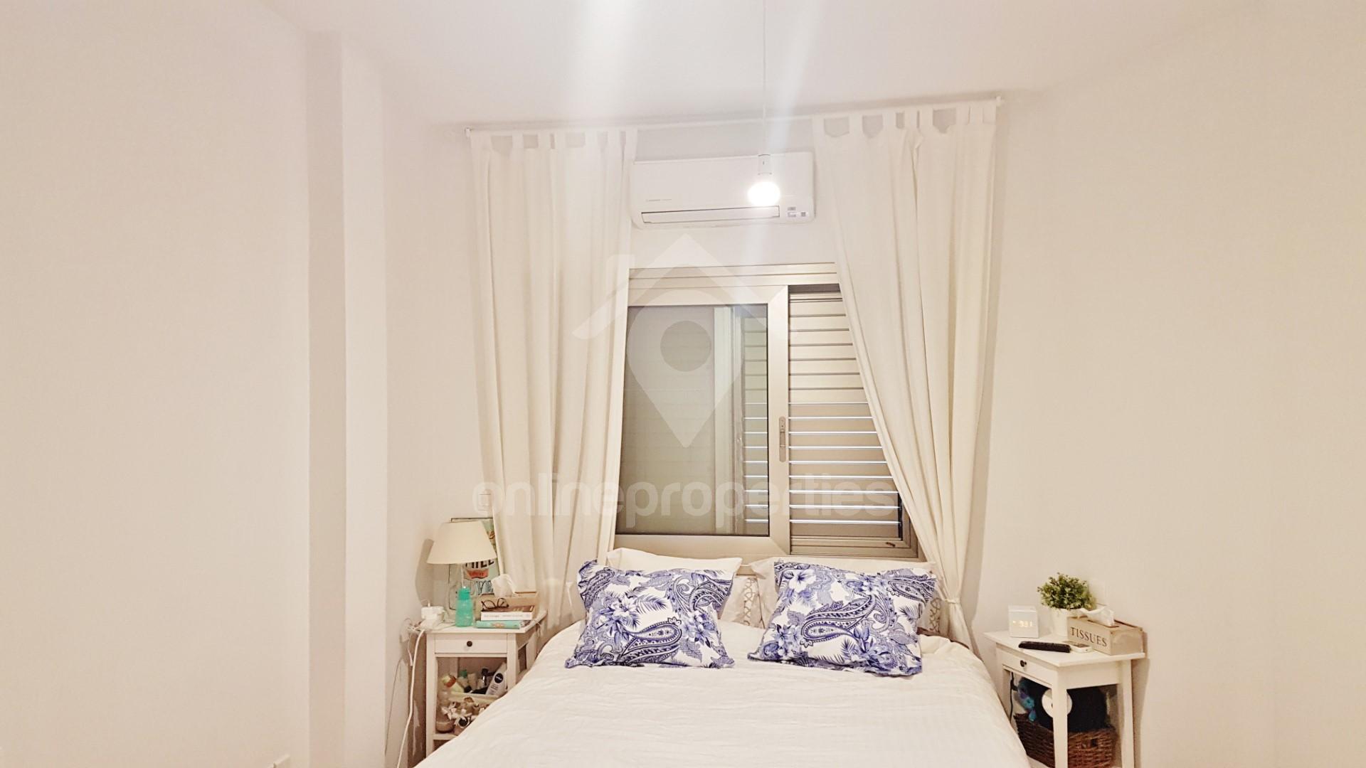 To change image, hover mouse over thumbnails below