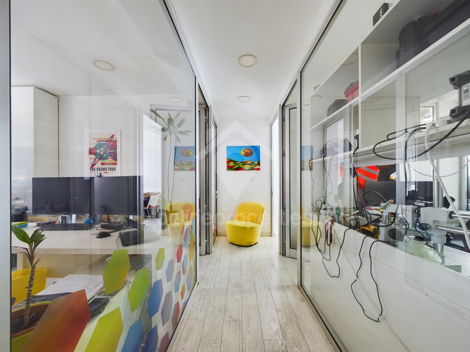 To change image, hover mouse over thumbnails below