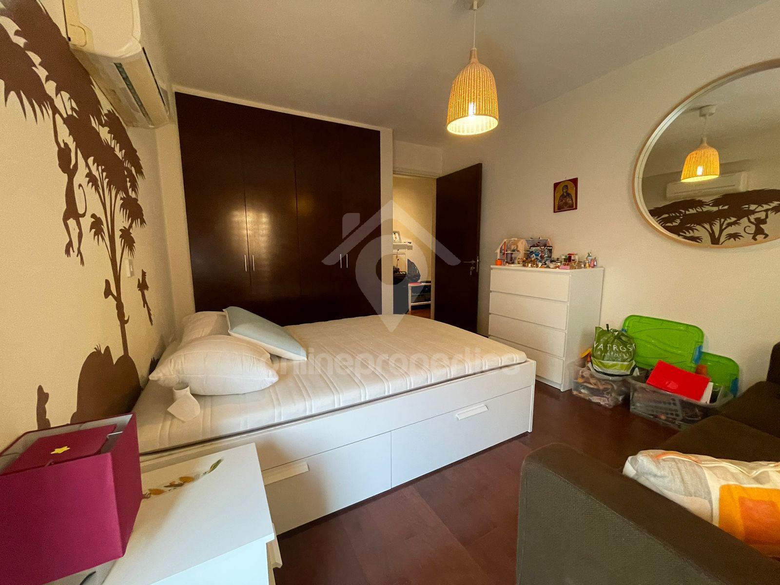 To change image, hover mouse over thumbnails below