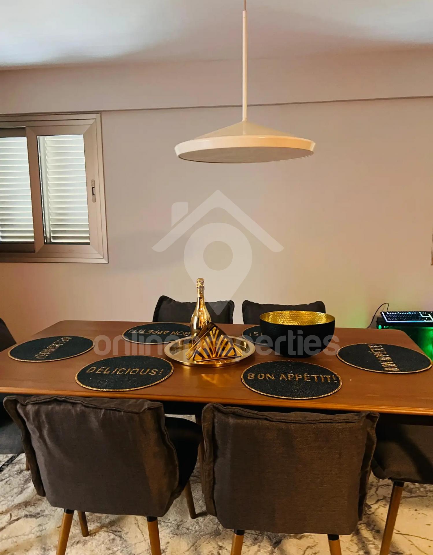 To change image, hover mouse over thumbnails below