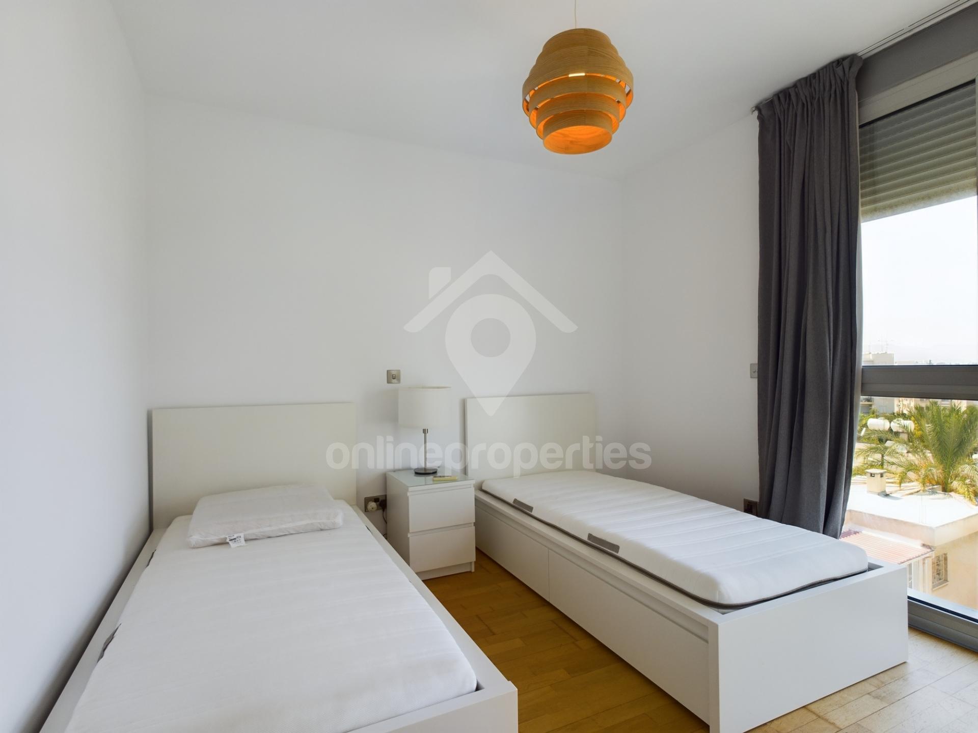 To change image, hover mouse over thumbnails below