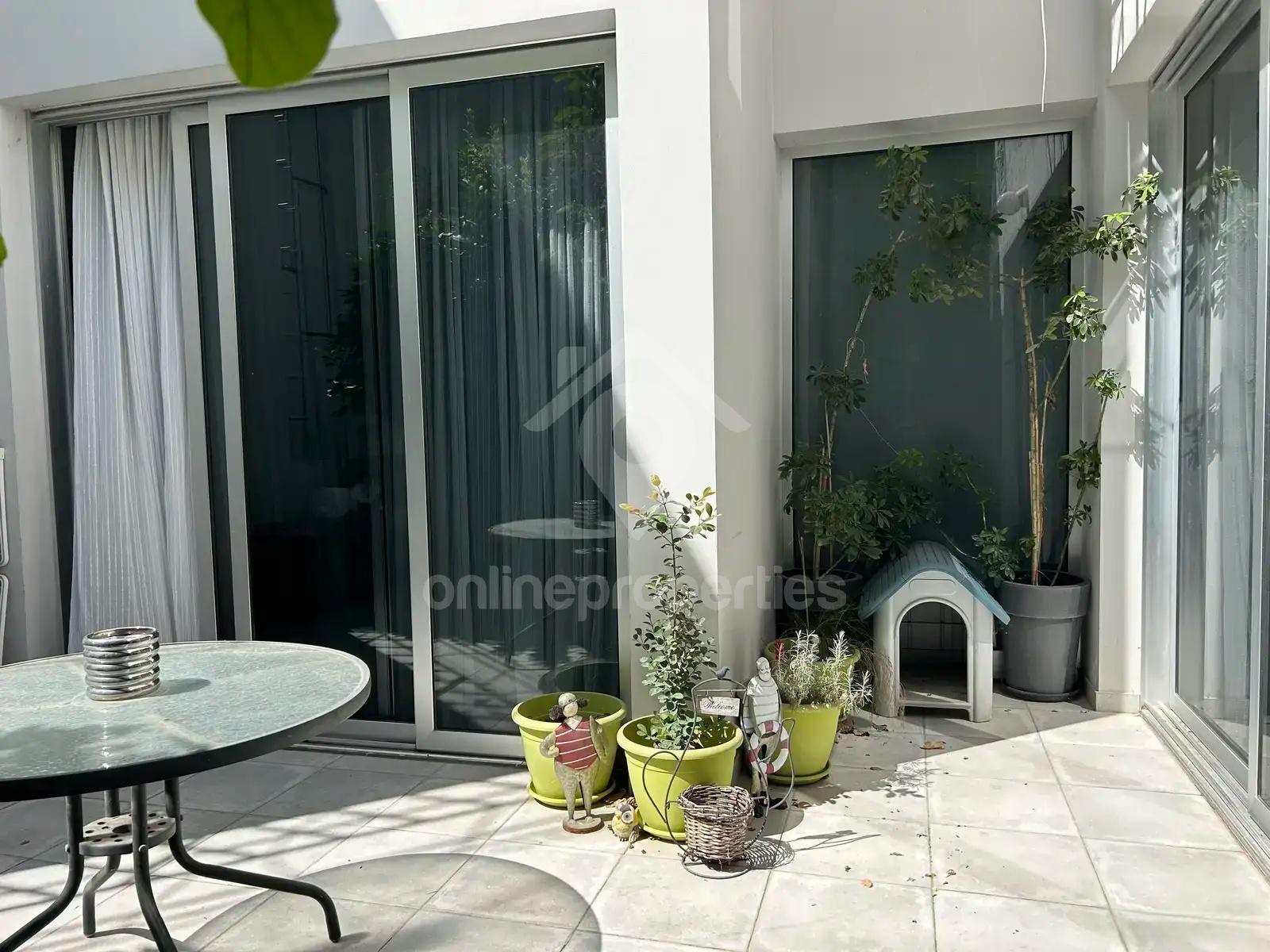 To change image, hover mouse over thumbnails below