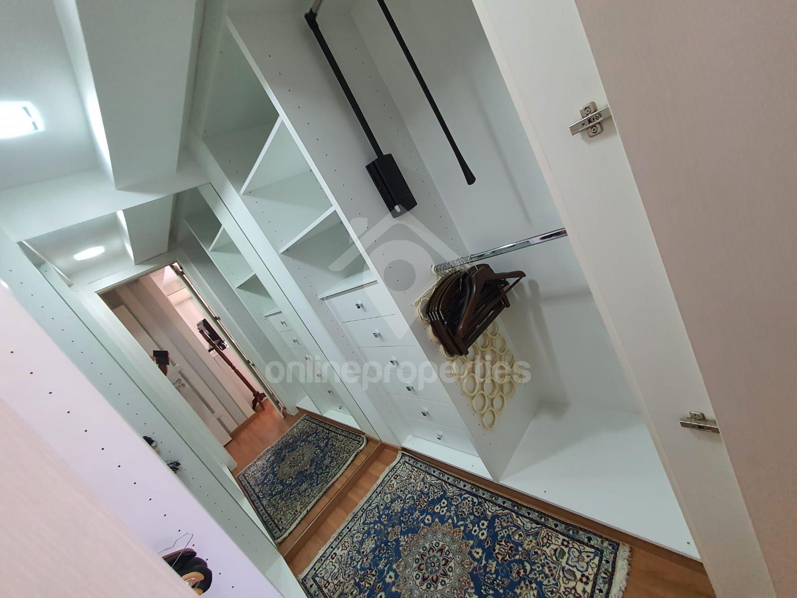 To change image, hover mouse over thumbnails below