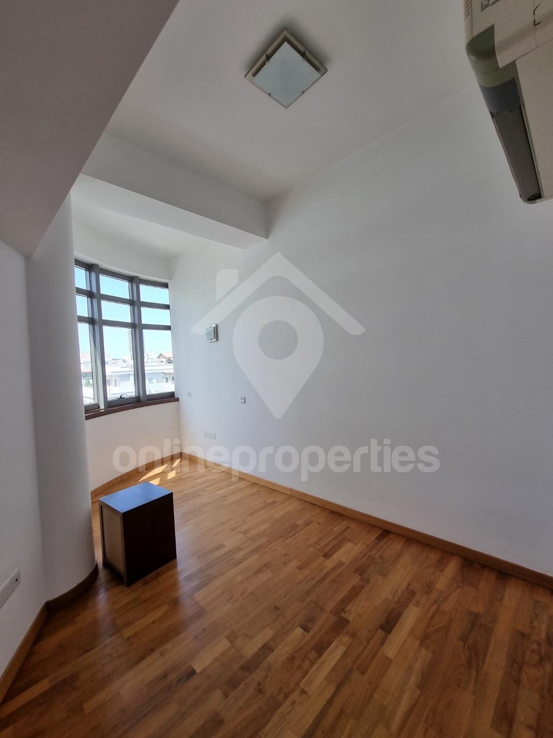 To change image, hover mouse over thumbnails below