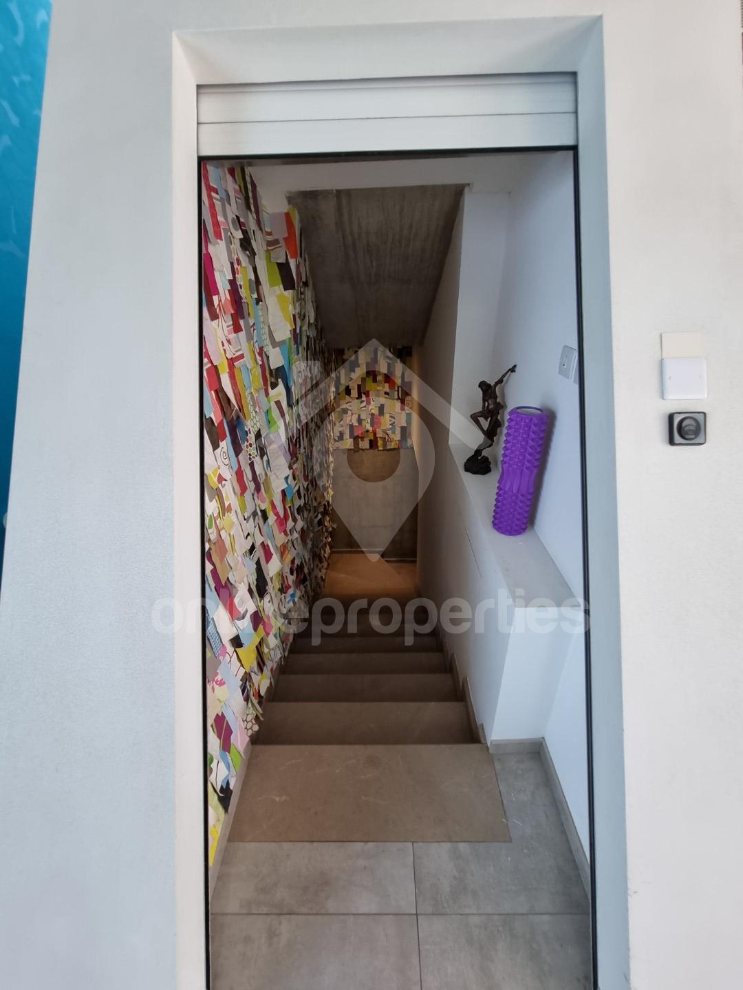 To change image, hover mouse over thumbnails below