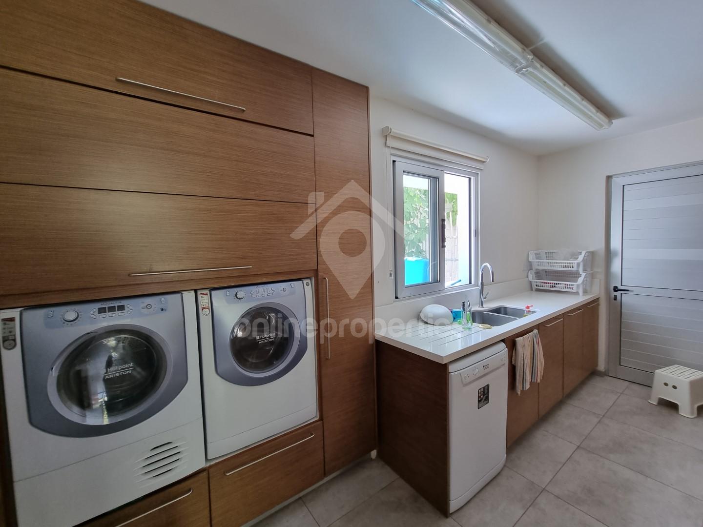 To change image, hover mouse over thumbnails below