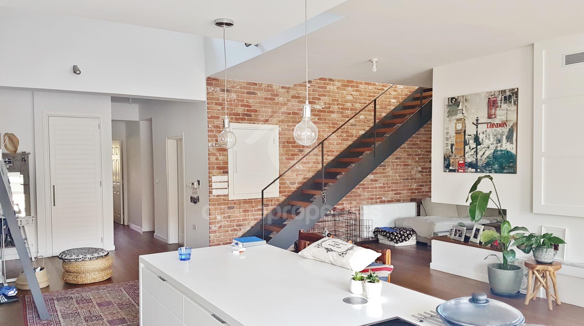 To change image, hover mouse over thumbnails below