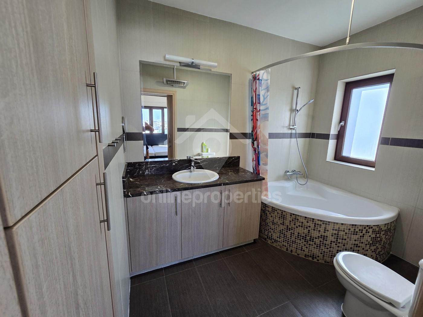 To change image, hover mouse over thumbnails below