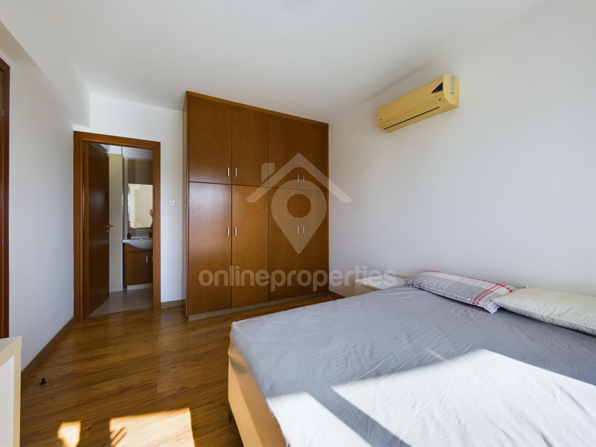 To change image, hover mouse over thumbnails below