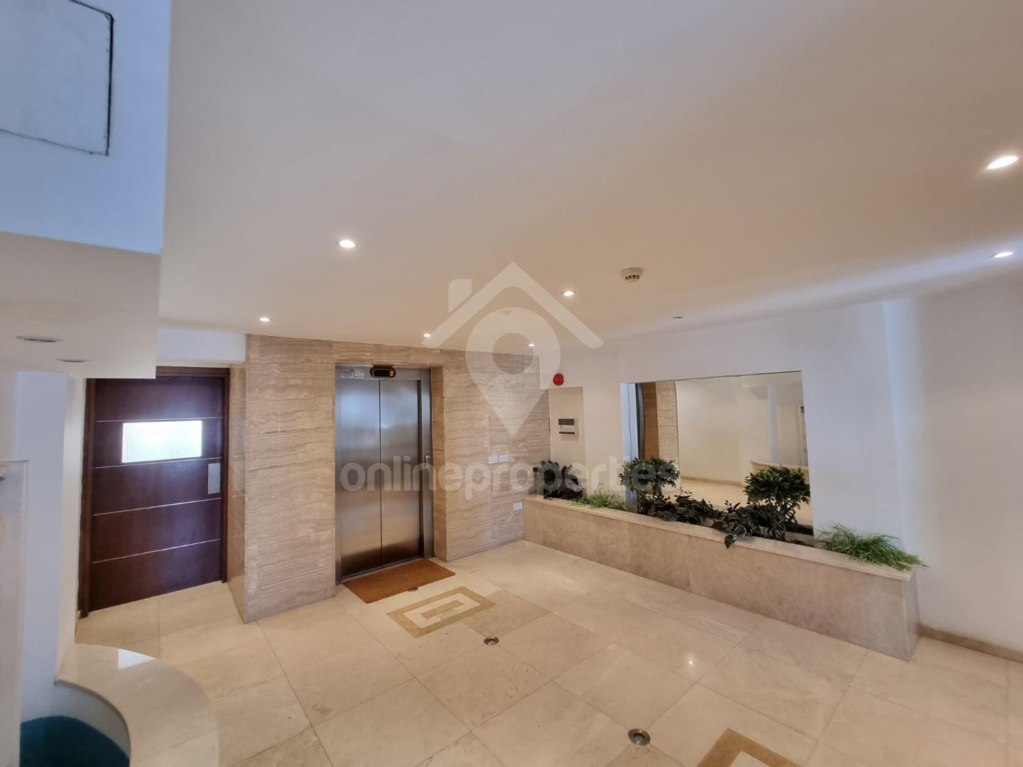 To change image, hover mouse over thumbnails below