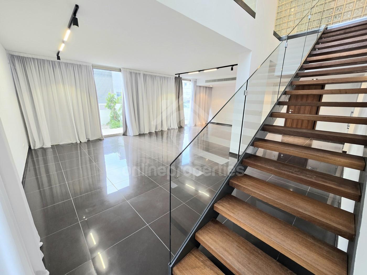 To change image, hover mouse over thumbnails below