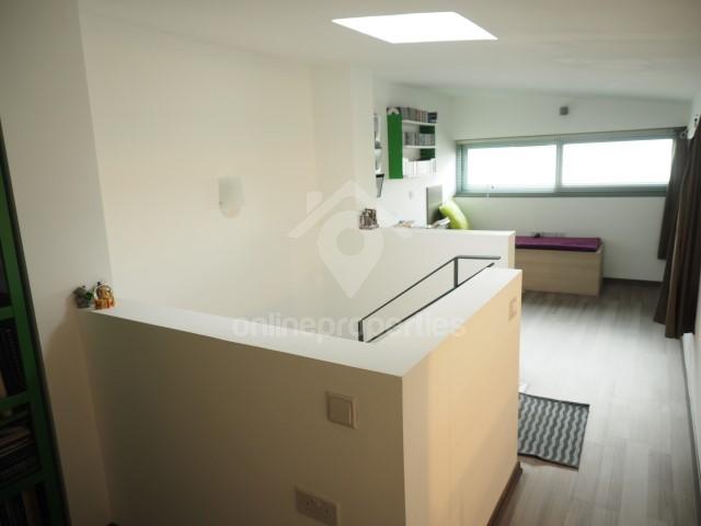 To change image, hover mouse over thumbnails below