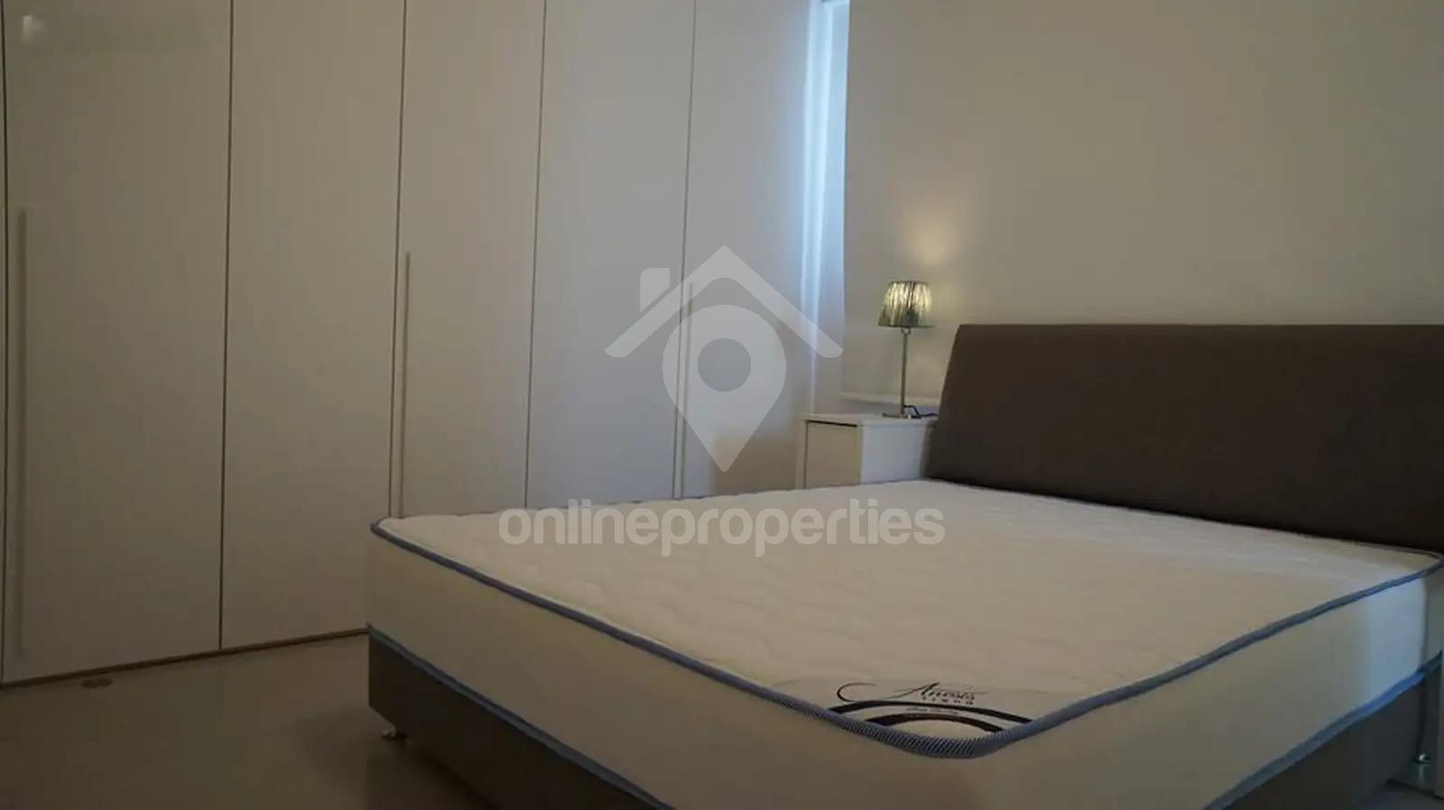 To change image, hover mouse over thumbnails below