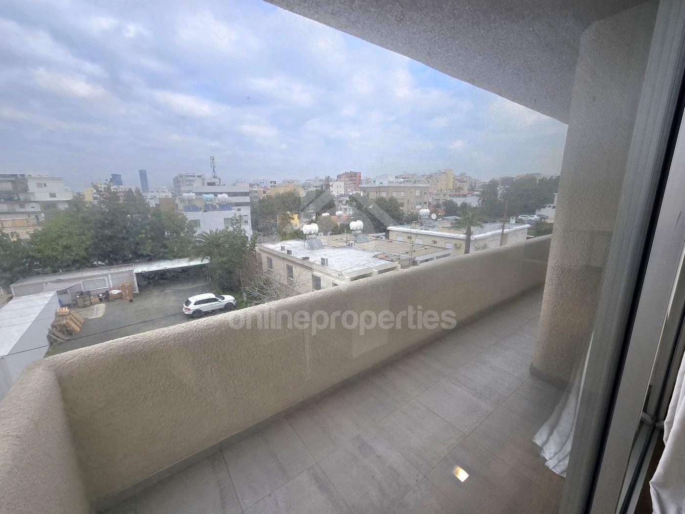 To change image, hover mouse over thumbnails below