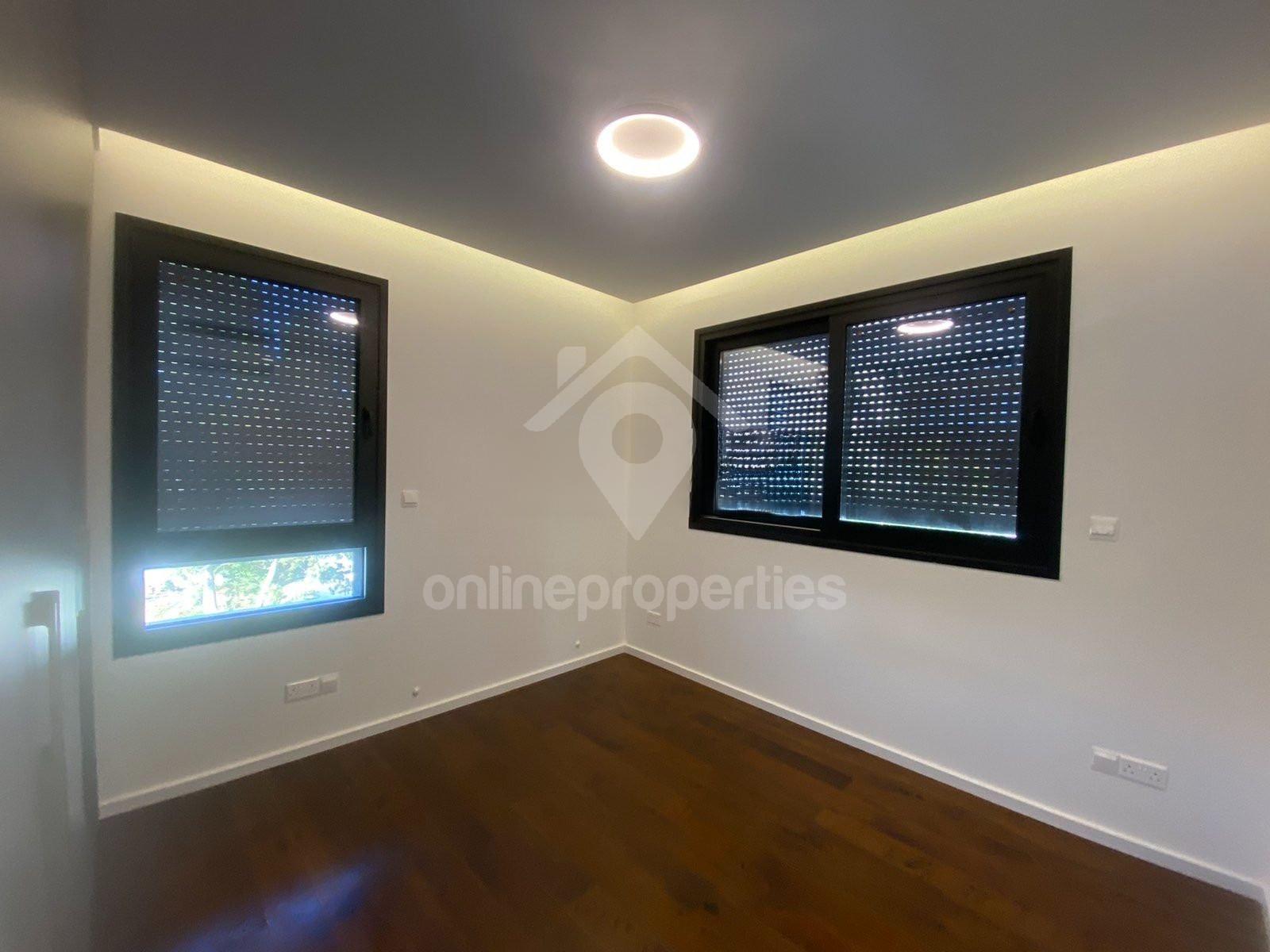 To change image, hover mouse over thumbnails below