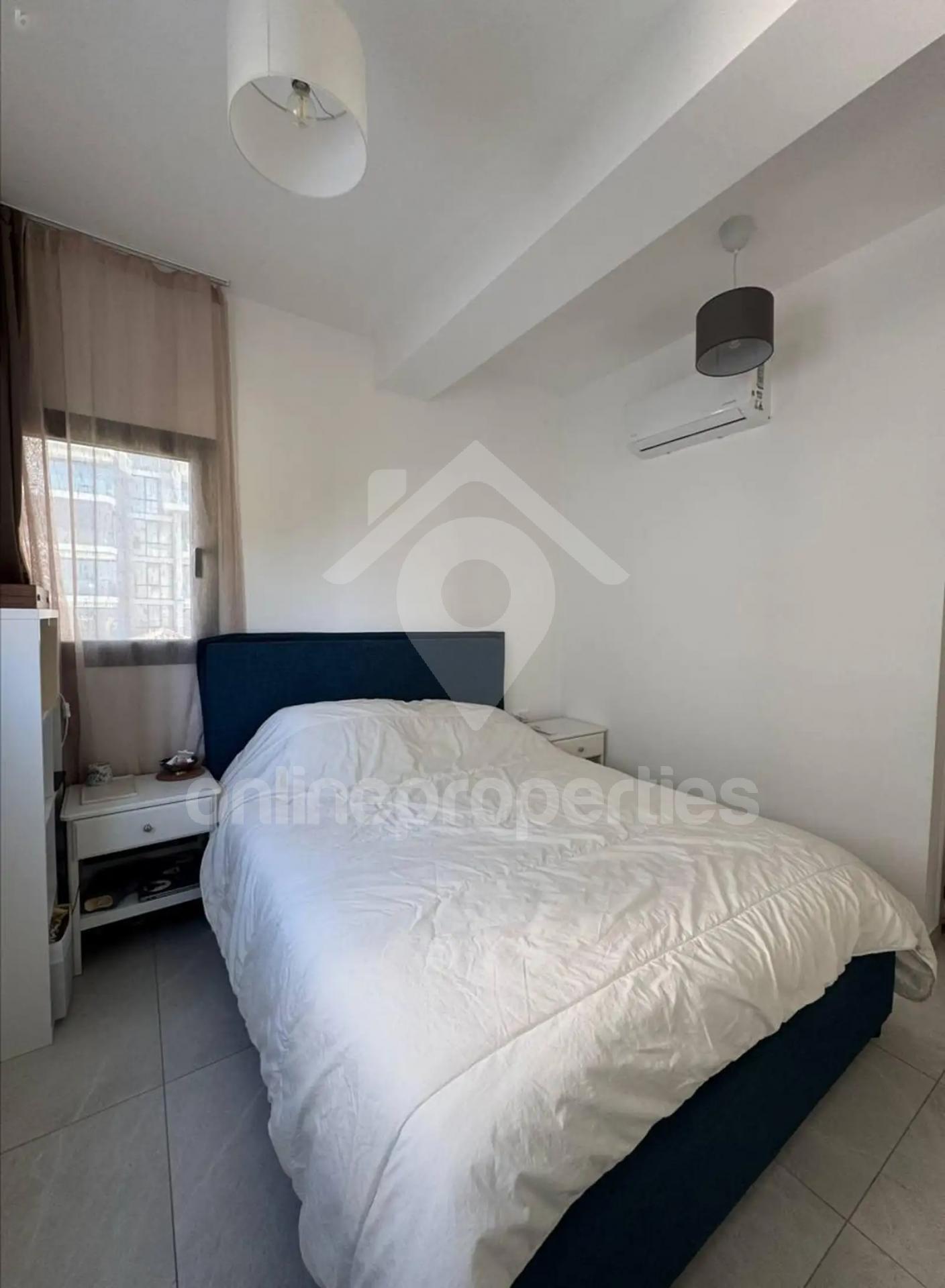 To change image, hover mouse over thumbnails below