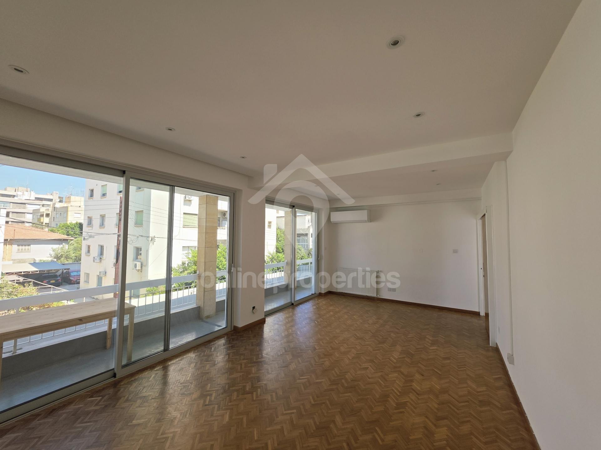 To change image, hover mouse over thumbnails below