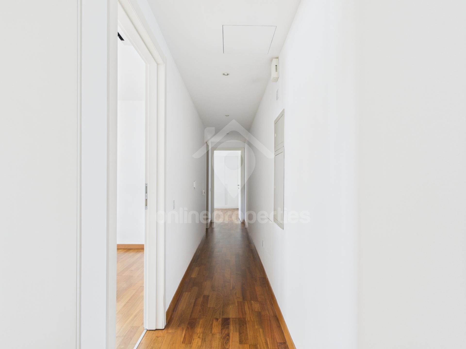 To change image, hover mouse over thumbnails below