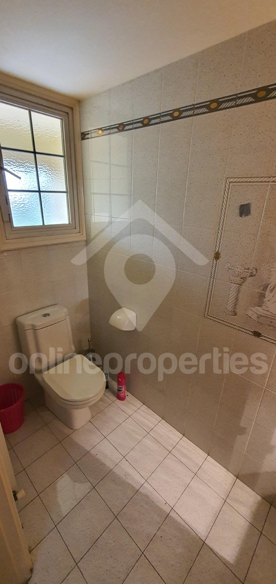 To change image, hover mouse over thumbnails below