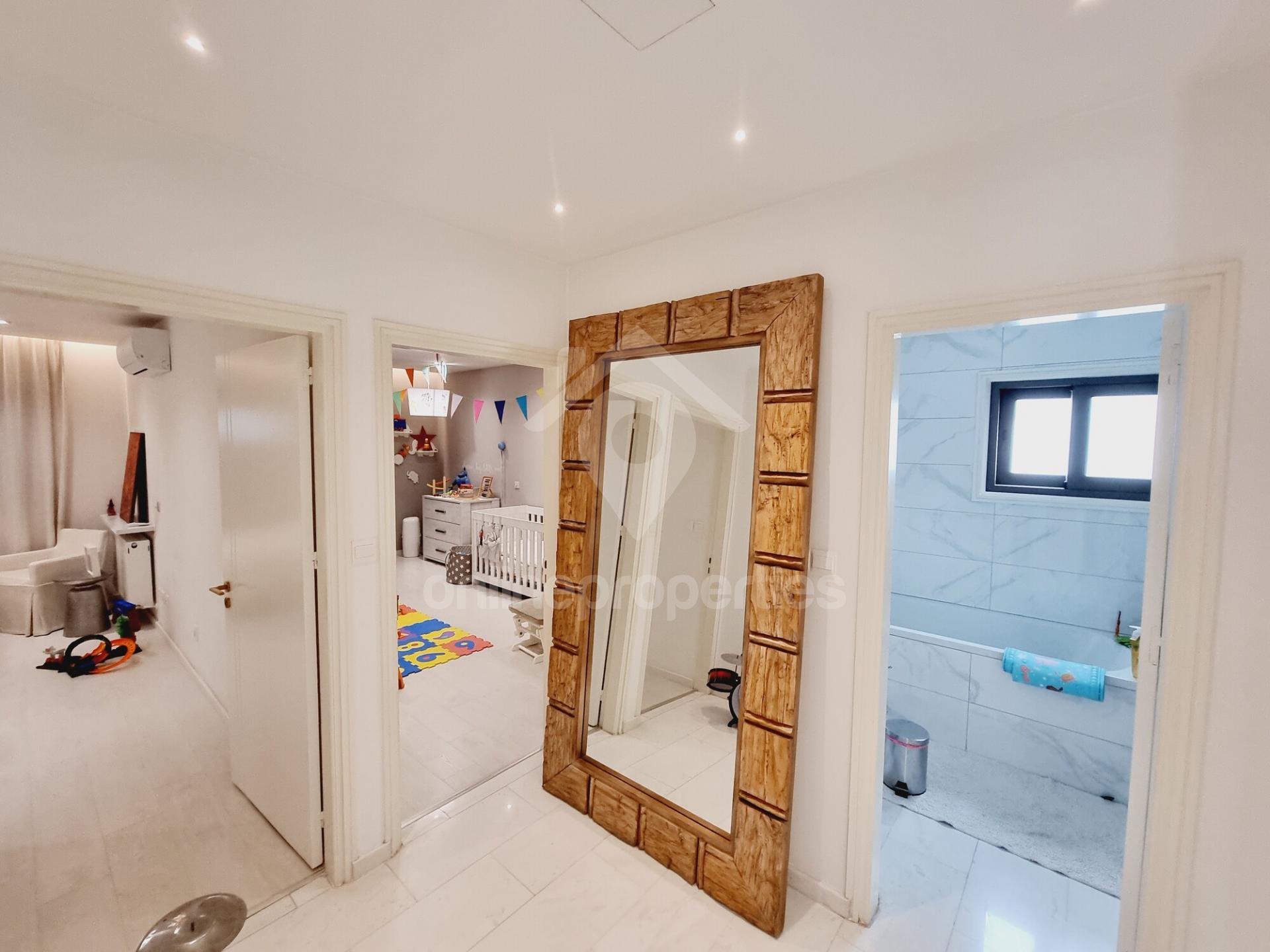 To change image, hover mouse over thumbnails below