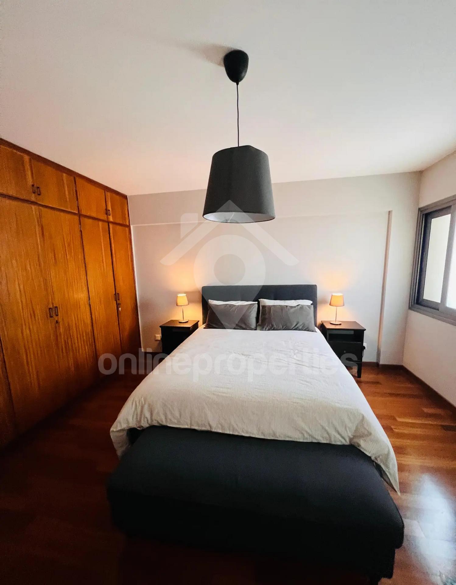 To change image, hover mouse over thumbnails below