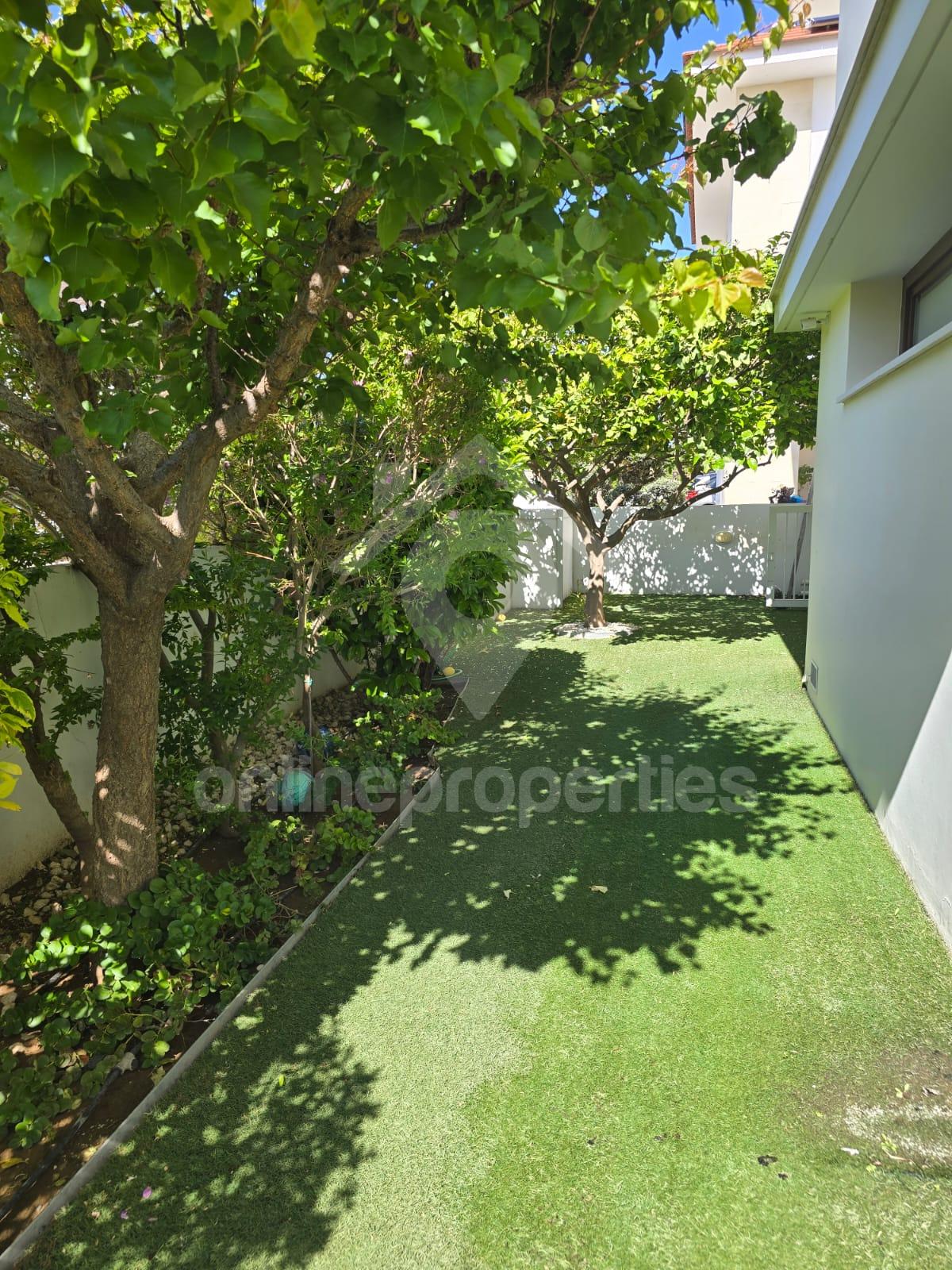 To change image, hover mouse over thumbnails below