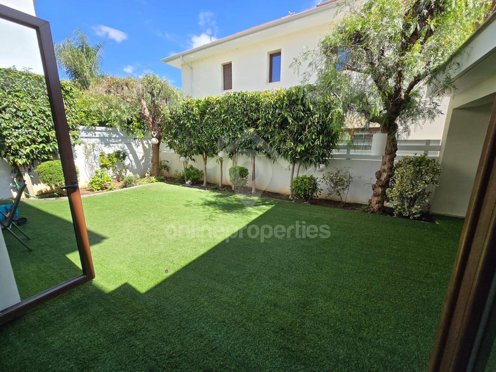 To change image, hover mouse over thumbnails below