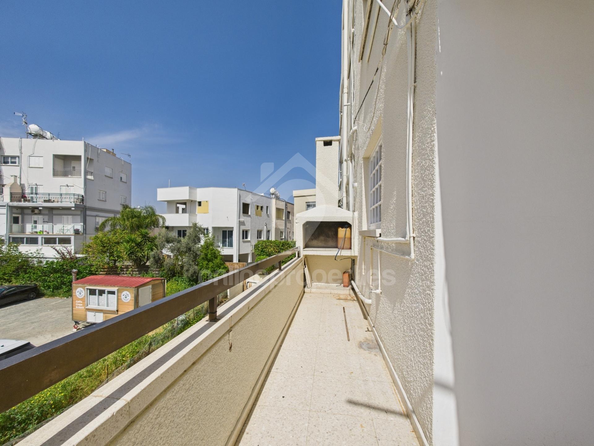 To change image, hover mouse over thumbnails below