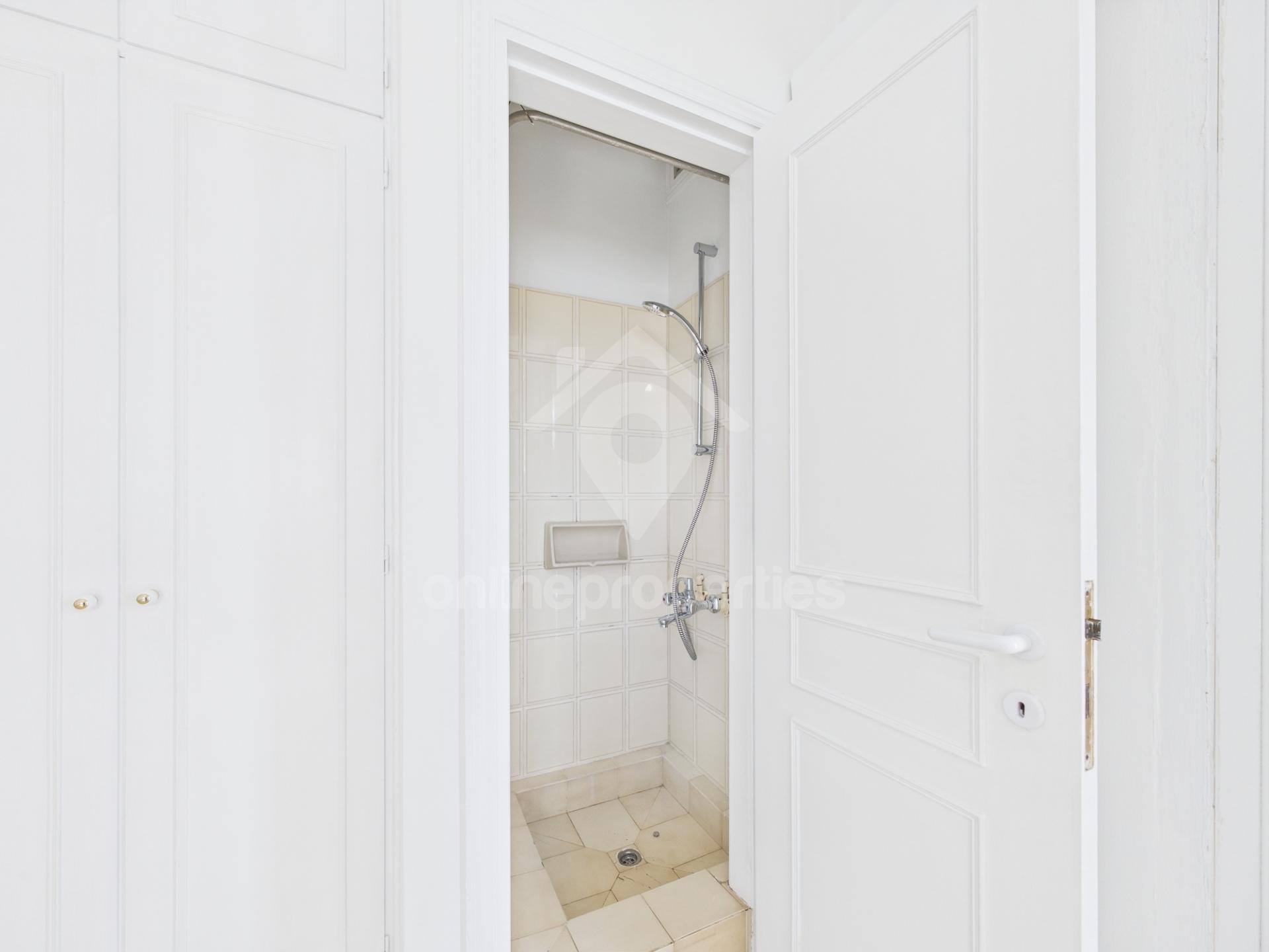 To change image, hover mouse over thumbnails below